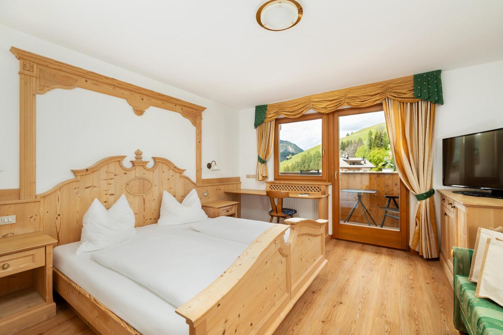 Hotel Alpenrose Dolomites La Valle Exterior photo